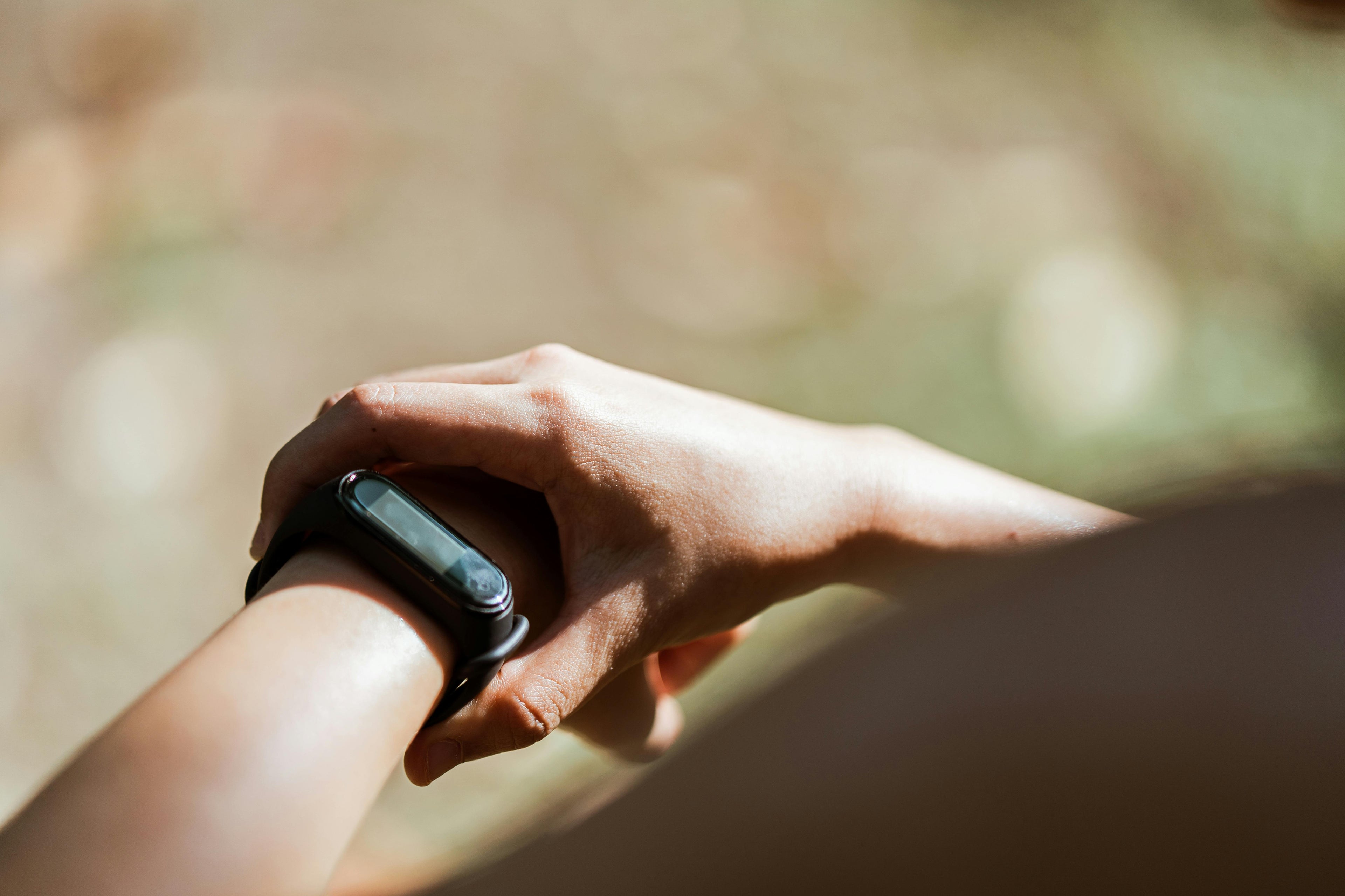 Bracelet Connecté LED — Podomètre & Alarme Vibrante